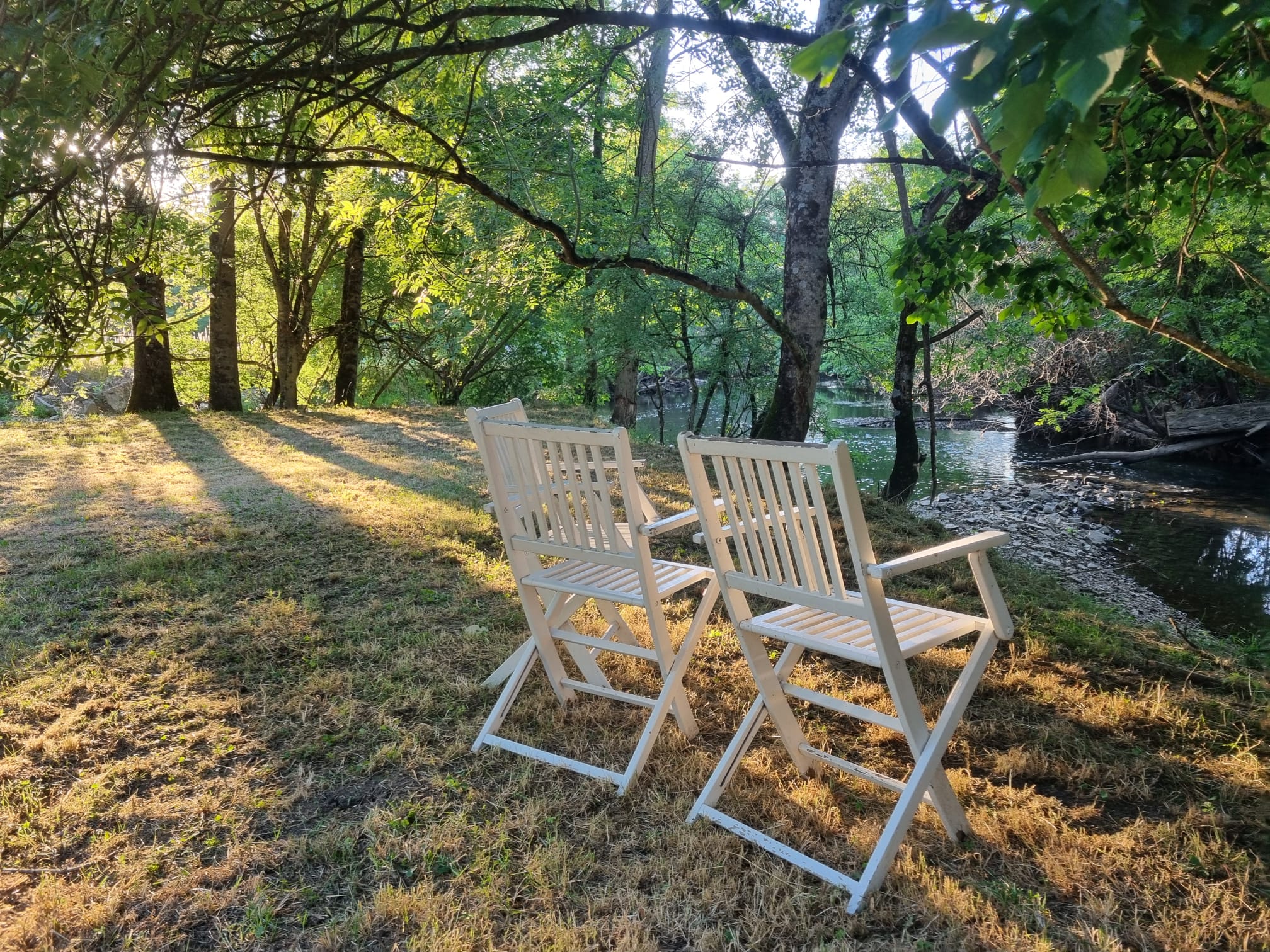 chaises longues au bord de la rivière