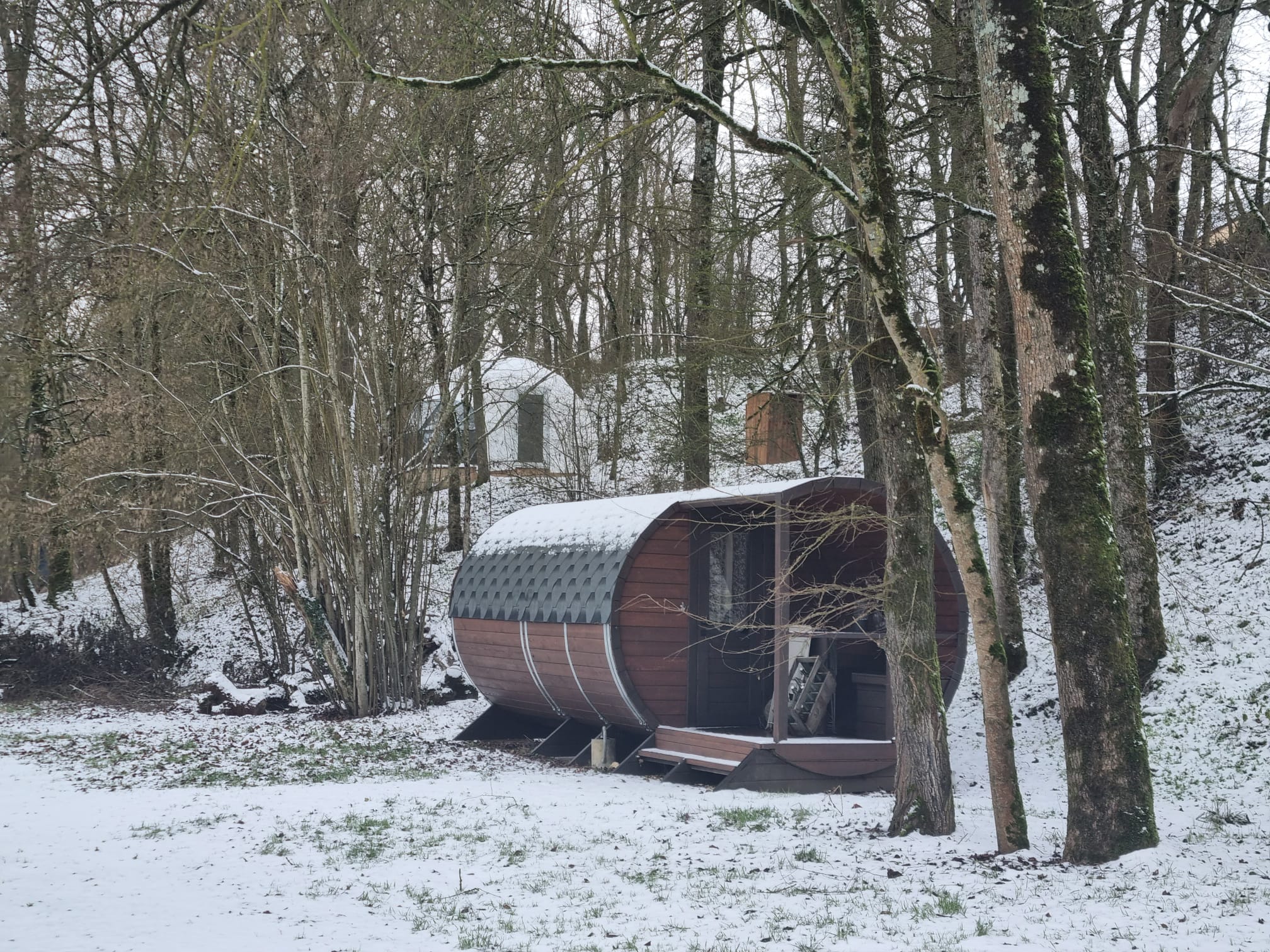 Cabane Tonneau sous la neige reste ouverte