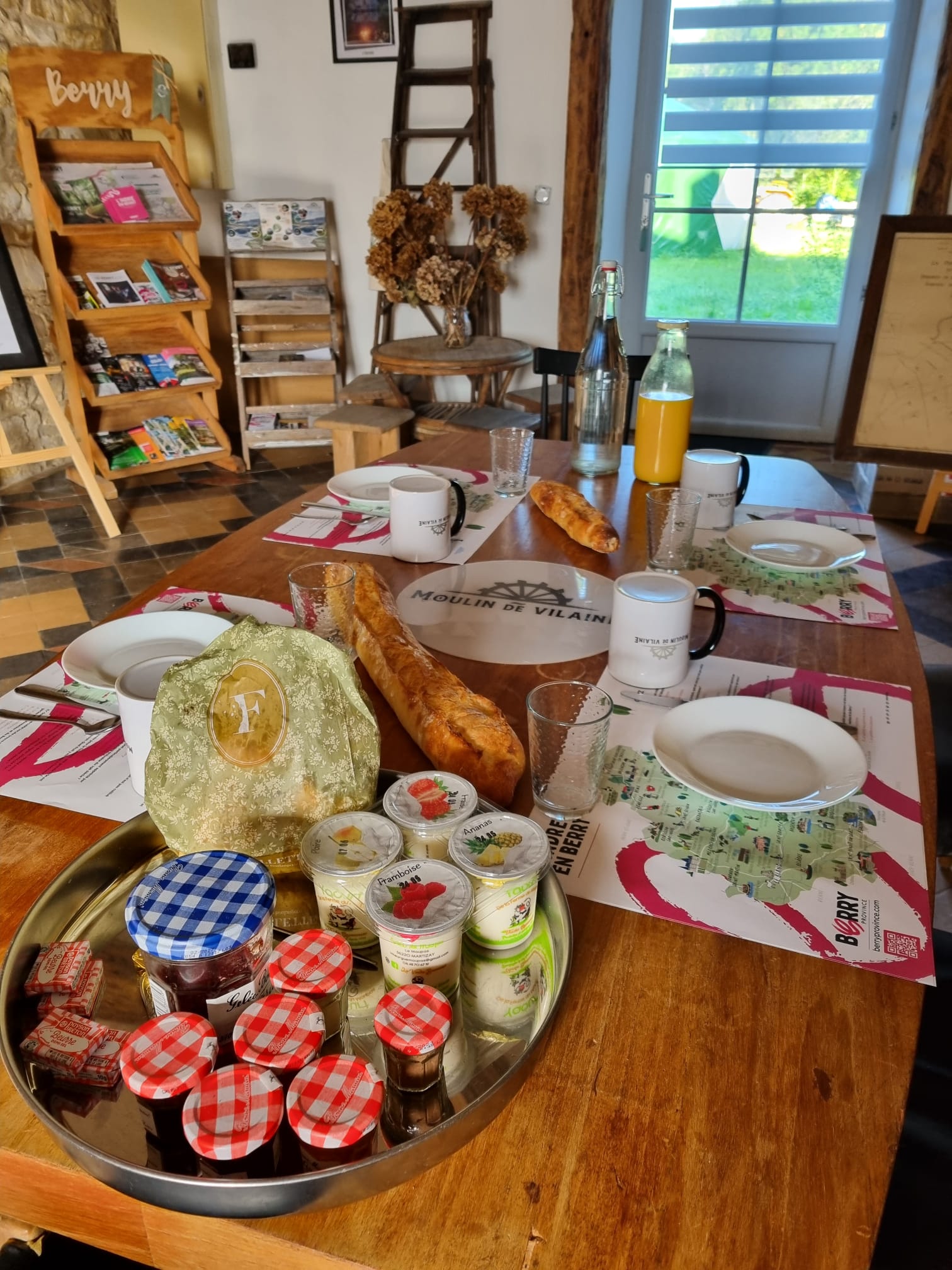petit déjeuner dans la salle cheminée